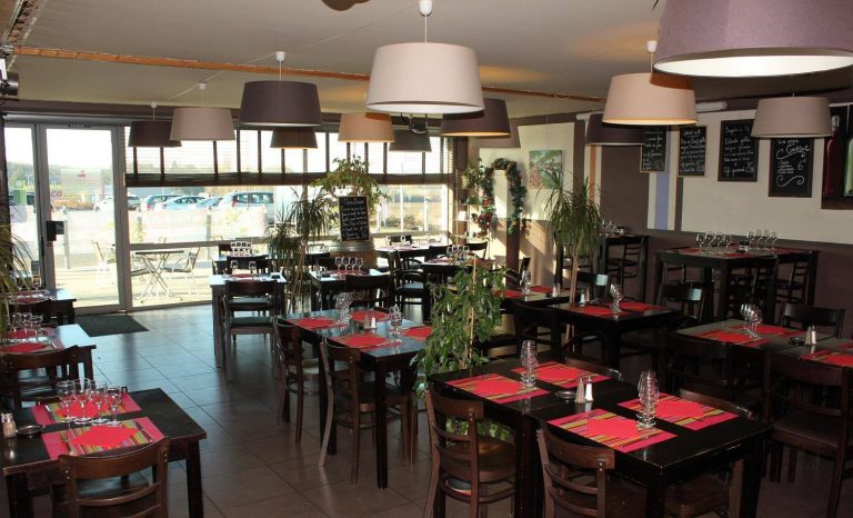 Salle de restaurant Brasserie plein Sud à L'Isle-Jourdain