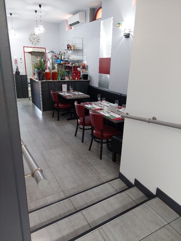 Petite salle côté cuisine restaurant La Grance de Célice à Ségoufielle