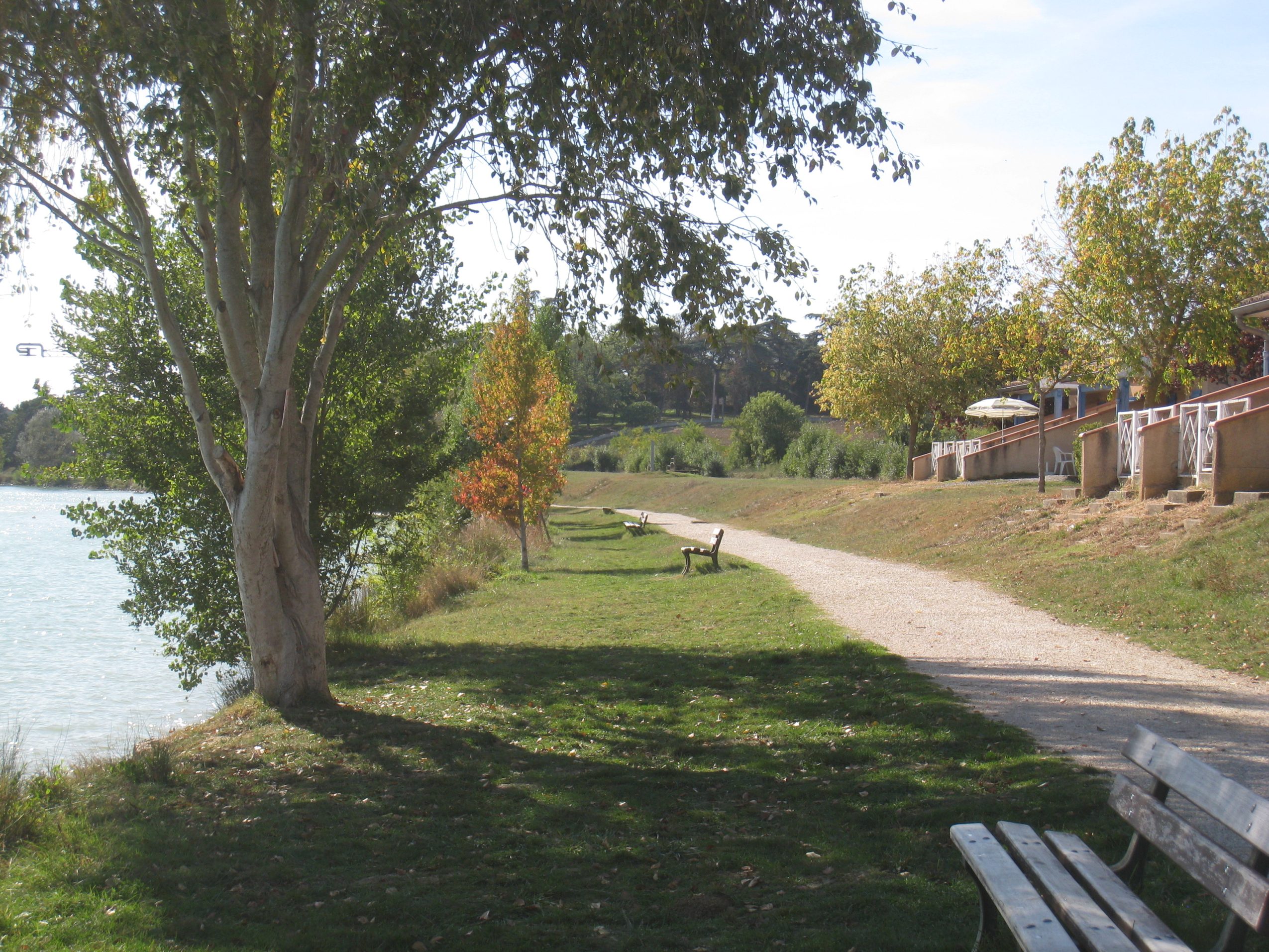 Isle-Jourdain bord du lac