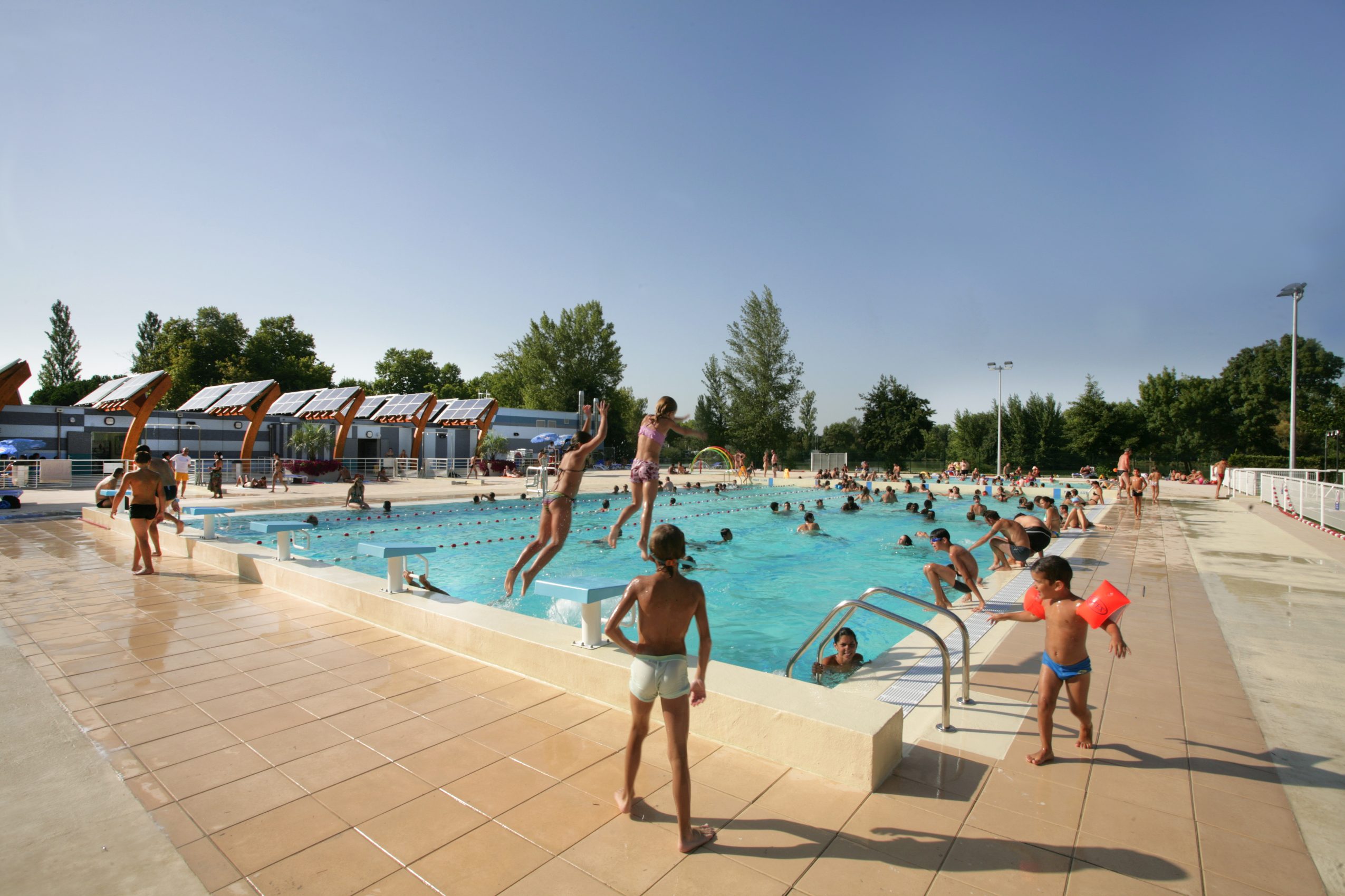 Idée jeu de piscine enfant : Le parcours aquatique ! - La boutique Desjoyaux