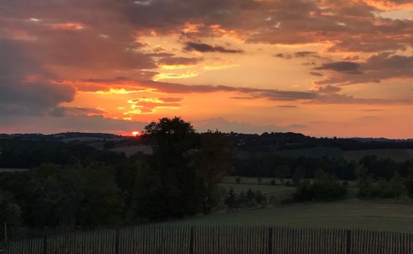 Coucher de soleil derrière les collines